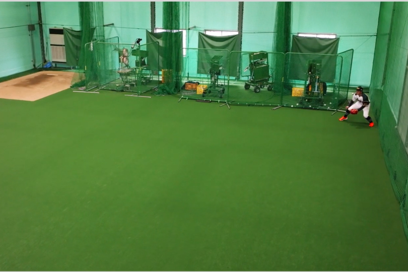 野球の室内練習場での利用シーン