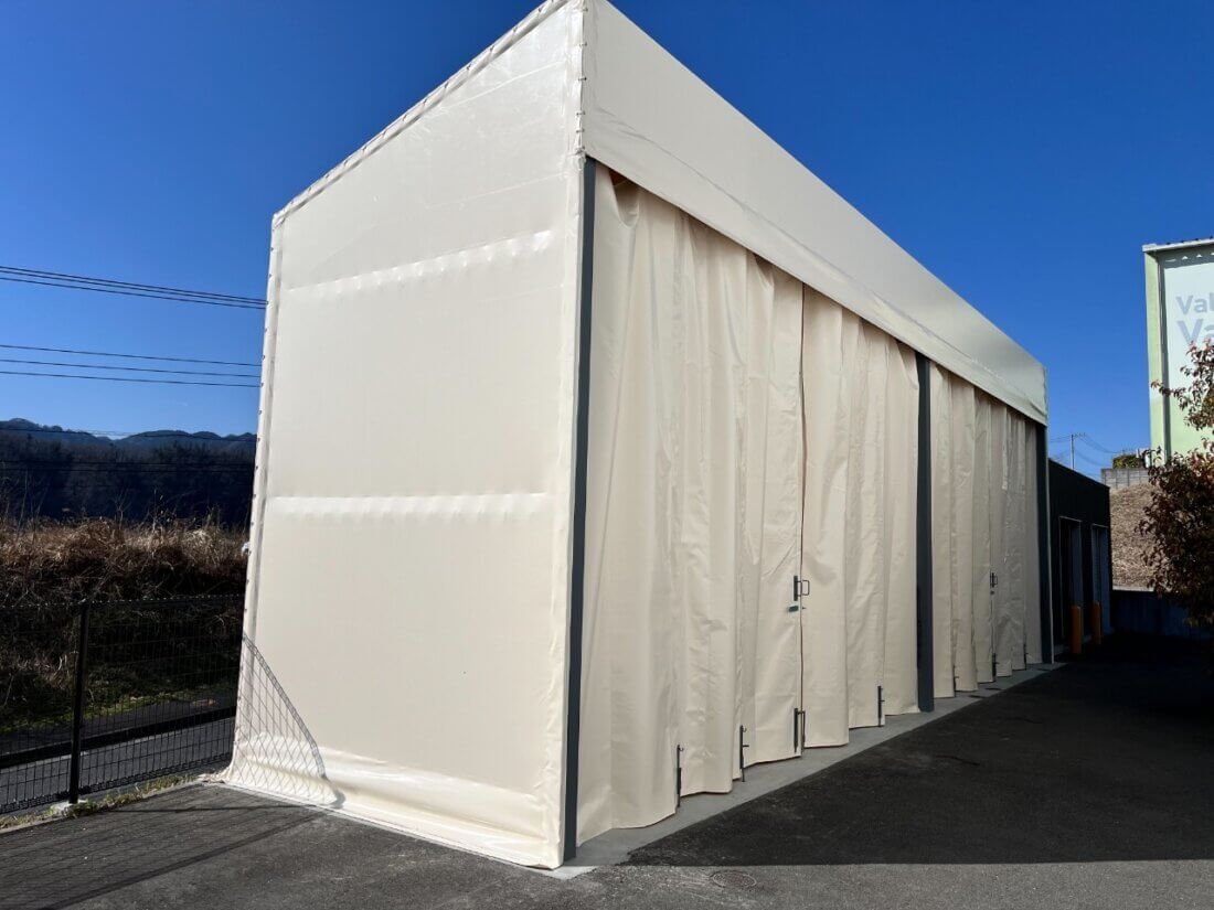 片流れテント（前面シートカーテン開口仕様）
